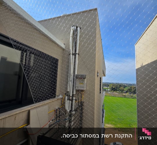 רשת למניעת כניסת יונים מותקנת על בניין